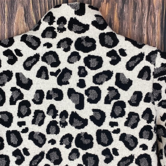 Tahari White & Black Leopard Print Mock Turtle Neck 3/4 Sleeve Top- Size XS - Picture 2 of 8